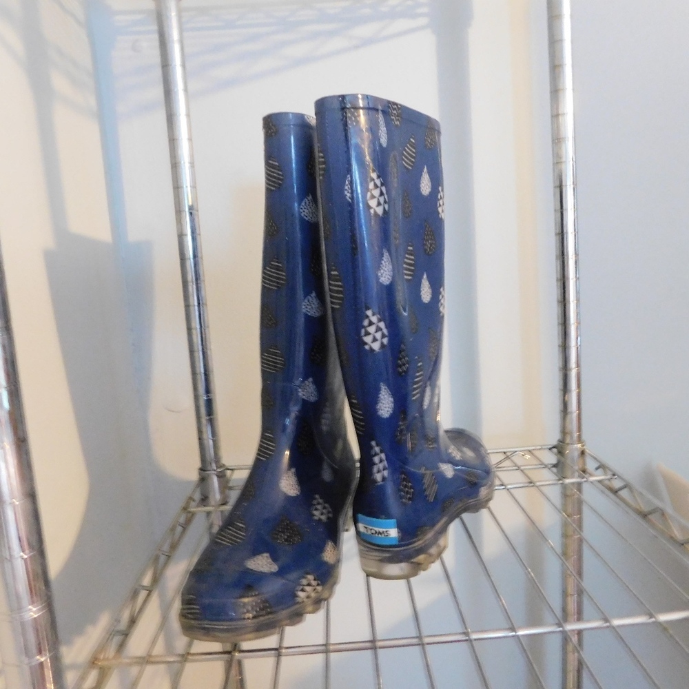 Toms Rainboots size 8 raindrops navy blue